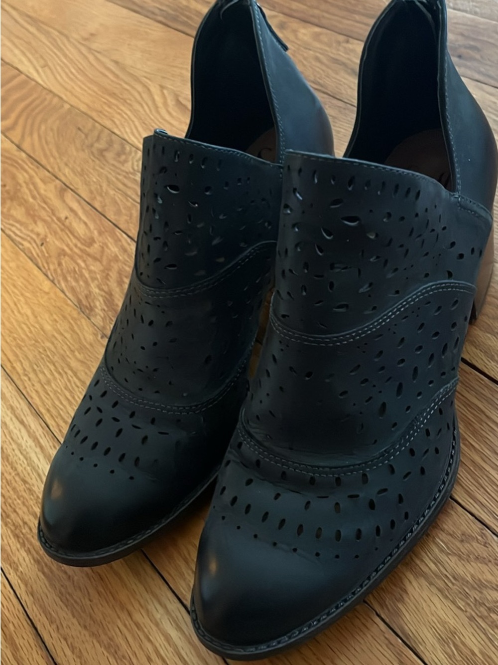 Söfft laser cut black heeled ankle boots W9.5